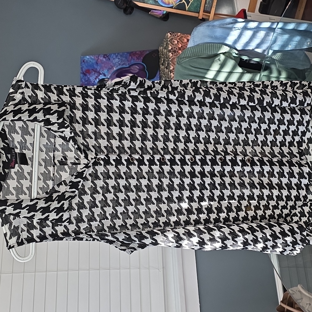 Ultra Flirt Black and White Houndstooth Sleeveless Blouse